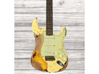<b>Fender Custom Shop Limited Edition '59 Strat</b> - Super Heavy Relic - Aged Vintage White Over Chocolate 3-Color Sunburst - Edición limitada construida en equipo, Cuerpo:  Aliso, Brazo:  cuarto de arce aserrado, Construcción:  empernado, Escala:  AAA Flat Lam Palisandro 9mm, Longitud de la escala:  64,8cm, 